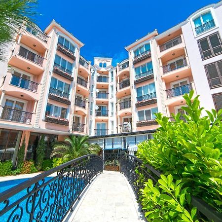 Romance Marine Aparthotel Pantai Sunny Bagian luar foto