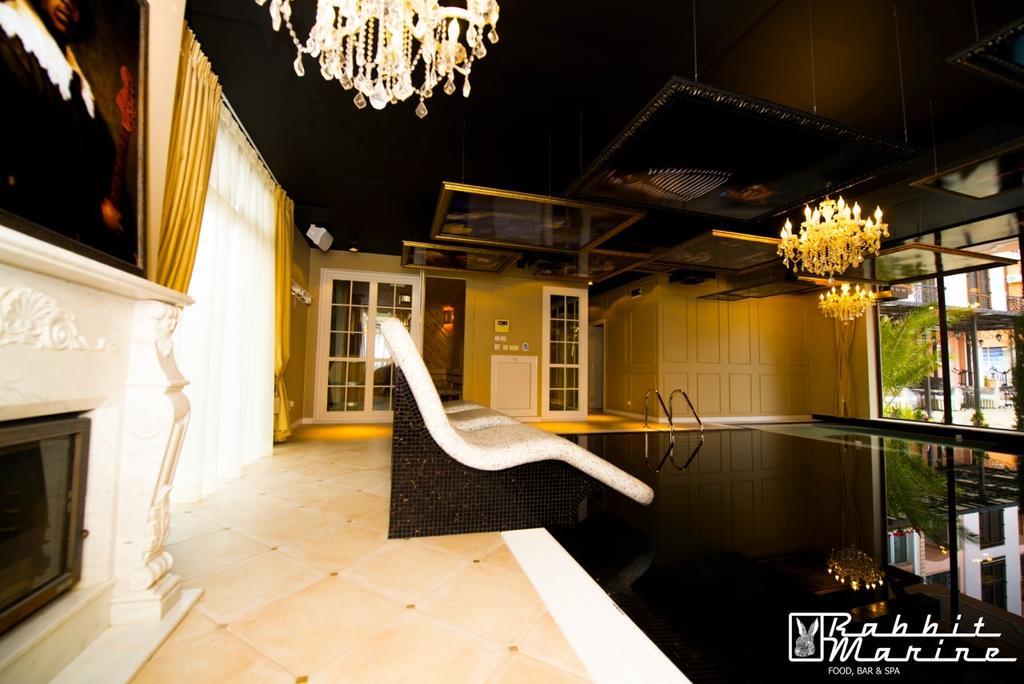 Romance Marine Aparthotel Pantai Sunny Bagian luar foto