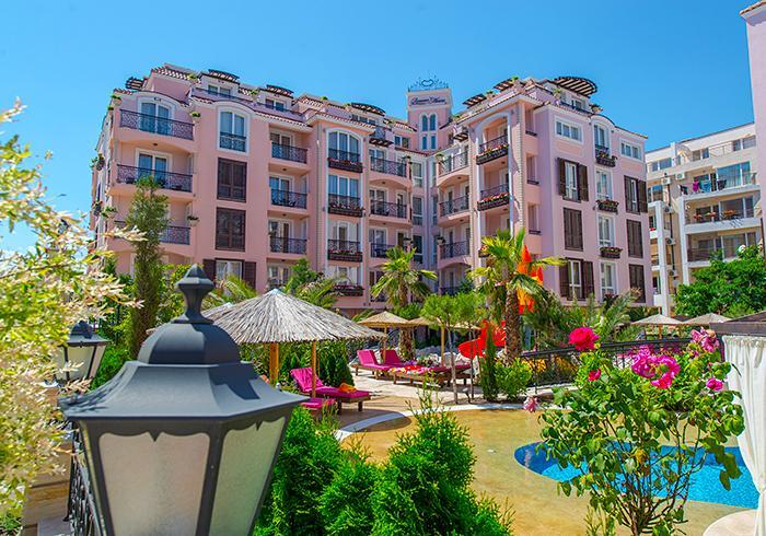 Romance Marine Aparthotel Pantai Sunny Bagian luar foto