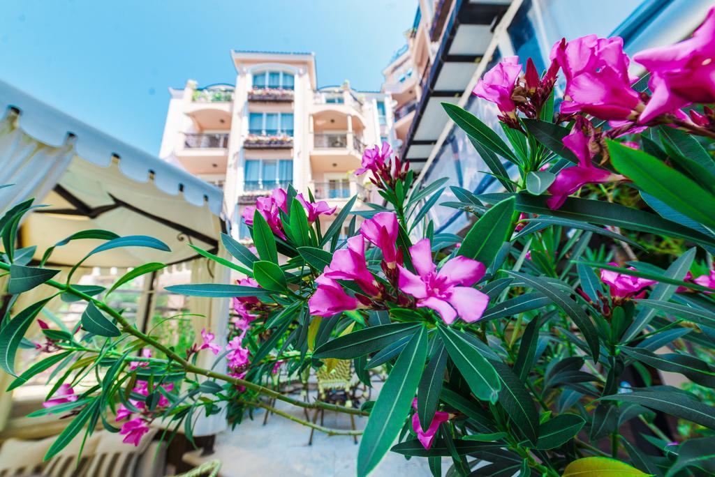 Romance Marine Aparthotel Pantai Sunny Bagian luar foto