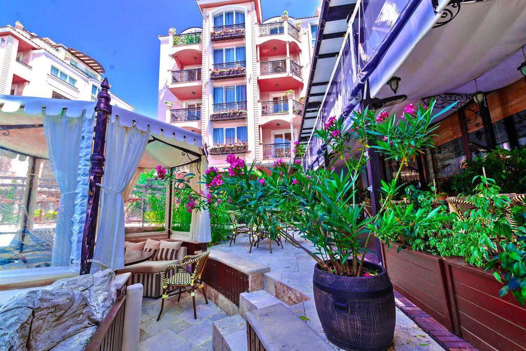 Romance Marine Aparthotel Pantai Sunny Bagian luar foto