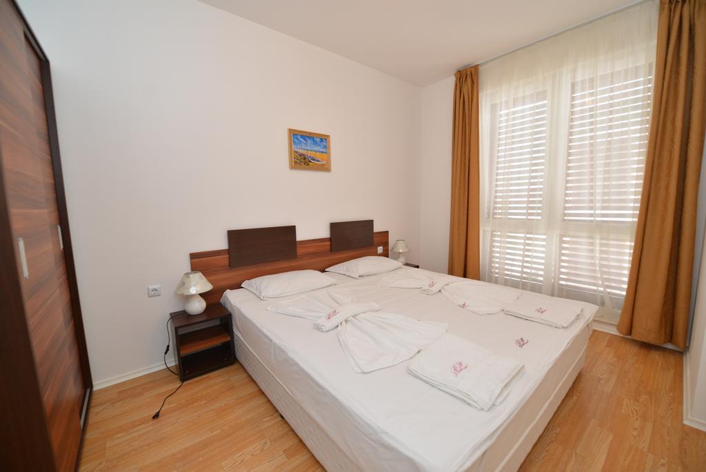 Romance Marine Aparthotel Pantai Sunny Bagian luar foto