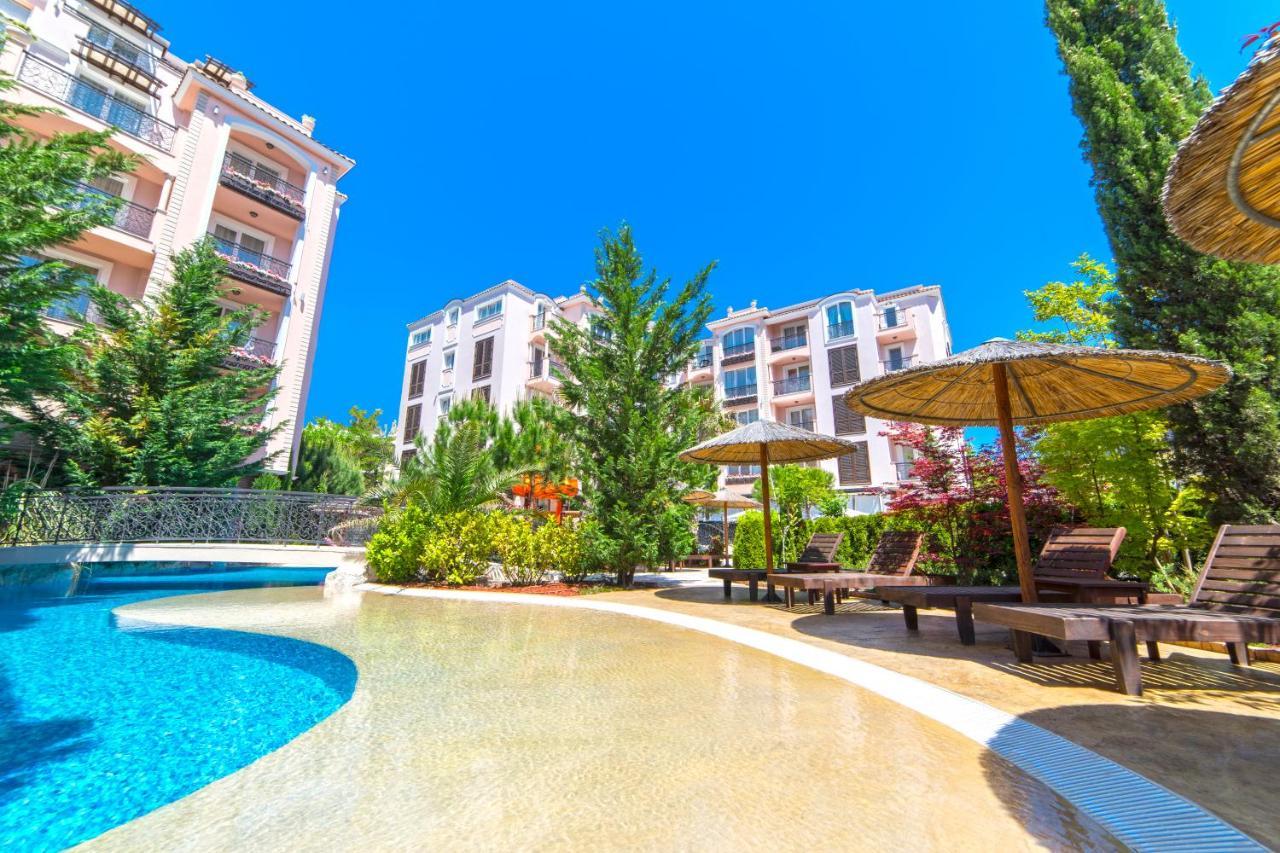 Romance Marine Aparthotel Pantai Sunny Bagian luar foto